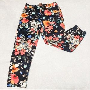 🌺 3 for $33! Cropped floral pants